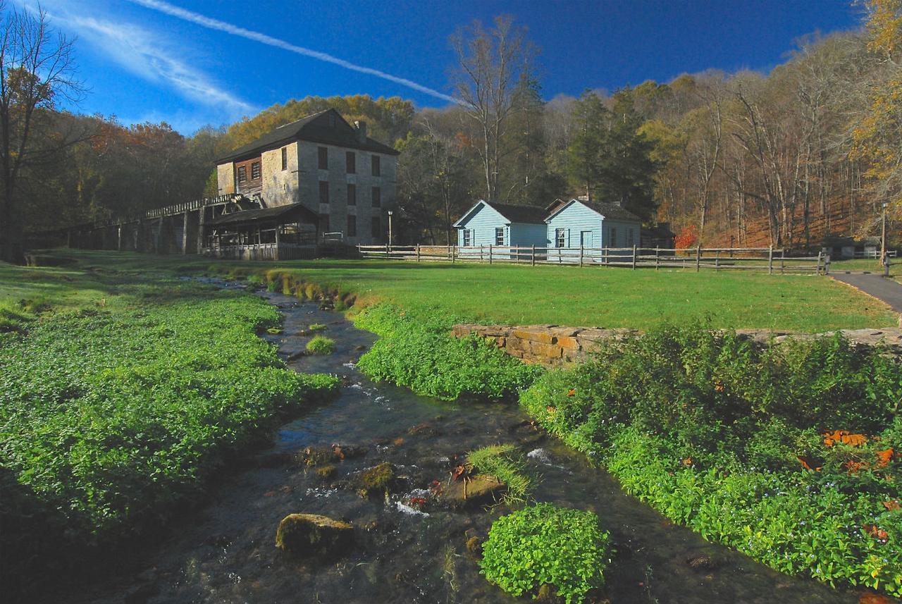Spring Mill Inn Mitchell Extérieur photo